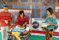 Foto: Tamu undangan HUT SMPN 1 Kupang Tengah bersama Kepala Sekolah lakukan pemotongan kue.