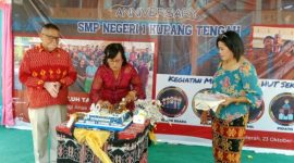 Foto: Tamu undangan HUT SMPN 1 Kupang Tengah bersama Kepala Sekolah lakukan pemotongan kue.