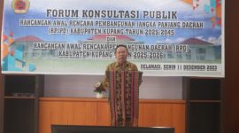 Foto: Bupati Kupang, Drs. Korinus Masneno, M.Si. saat buka konsultasi RPJPD dan RPD kabupaten Kupang.