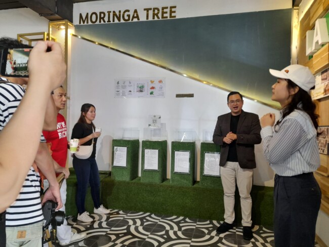 Upaya Majukan Pariwisata Labuan Bajo, La Moringa Lakukan Kerja Sama Dengan Maskapai Penerbangan Air Asia