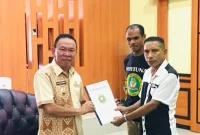 Foto: Bupati Kupang menerima Petisi dari tokoh Masyarakat Desa Tunbaun. (sumber:Infontt.com)