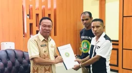 Foto: Bupati Kupang menerima Petisi dari tokoh Masyarakat Desa Tunbaun. (sumber:Infontt.com)