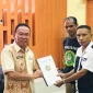 Foto: Bupati Kupang menerima Petisi dari tokoh Masyarakat Desa Tunbaun. (sumber:Infontt.com)
