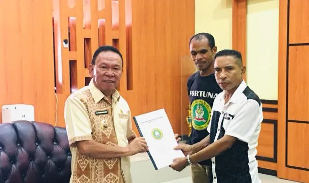 Foto: Bupati Kupang menerima Petisi dari tokoh Masyarakat Desa Tunbaun. (sumber:Infontt.com)