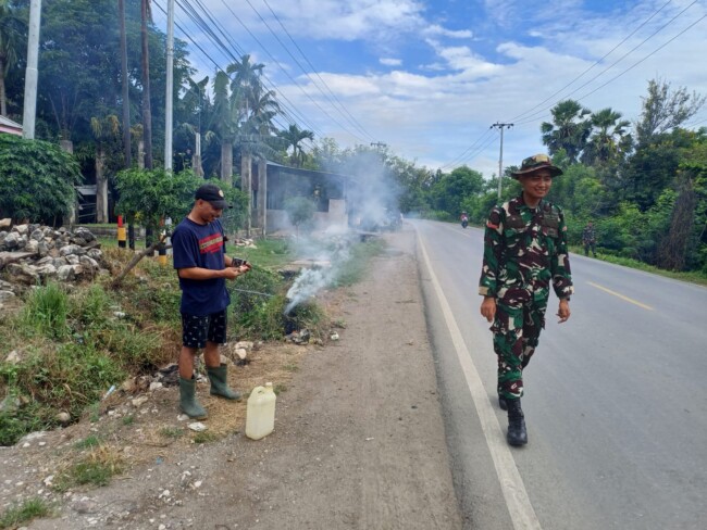 Peduli Kebersihan Lingkungan, Prajurit TNI Kerja Bakti Bersama Masyarakat Desa Kuimasi