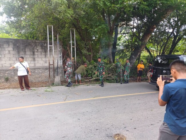 Peduli Kebersihan Lingkungan, Prajurit TNI Kerja Bakti Bersama Masyarakat Desa Kuimasi