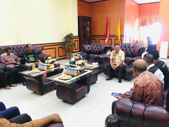 Tokoh Masyarakat Desa Tunbaun Bertemu Bupati Kupang. Serahkan Petisi Pernyataan Sikap 