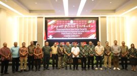 Foto: Ketua dan Anggota Komisioner KPU Kabupaten Kupang pose bersama PJ. Bupati Kupang serta undangan lainnya. 
