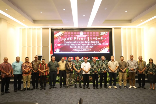 Foto: Ketua dan Anggota Komisioner KPU Kabupaten Kupang pose bersama PJ. Bupati Kupang serta undangan lainnya. 
