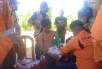 Foto: Imanuel Dosinain, Mahasiswa Unwira Kupang ketika di periksa kesehatannya oleh tenaga media saat kembali dari Gunung Fatuleu. 