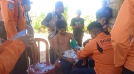 Foto: Imanuel Dosinain, Mahasiswa Unwira Kupang ketika di periksa kesehatannya oleh tenaga media saat kembali dari Gunung Fatuleu. 