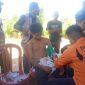 Foto: Imanuel Dosinain, Mahasiswa Unwira Kupang ketika di periksa kesehatannya oleh tenaga media saat kembali dari Gunung Fatuleu. 