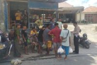 Foto: Personil Satlantas Polres Kupang saat beri penyuluhan dan pembinaan kepada masyarakat di sekitar pasar Oesao. 