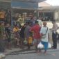 Foto: Personil Satlantas Polres Kupang saat beri penyuluhan dan pembinaan kepada masyarakat di sekitar pasar Oesao. 