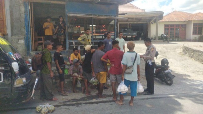 Foto: Personil Satlantas Polres Kupang saat beri penyuluhan dan pembinaan kepada masyarakat di sekitar pasar Oesao. 