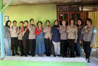 Foto: Polwan Polres Kupang pose bersama AKP Purn. Alia di kediamannya, Kelurahan Babau, (14/08). 