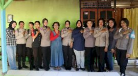 Foto: Polwan Polres Kupang pose bersama AKP Purn. Alia di kediamannya, Kelurahan Babau, (14/08). 
