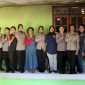 Foto: Polwan Polres Kupang pose bersama AKP Purn. Alia di kediamannya, Kelurahan Babau, (14/08). 