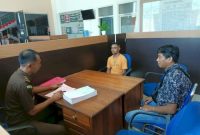 Foto: Tersangka pembakaran rumah, Nardiyanto Reo, ketika diserahkan oleh penyidik Satreskrim Polres Kupang ke Jaksa Penuntut Umum (JPU) Pengadilan Negeri Oelamasi. 