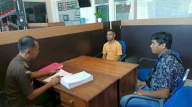 Foto: Tersangka pembakaran rumah, Nardiyanto Reo, ketika diserahkan oleh penyidik Satreskrim Polres Kupang ke Jaksa Penuntut Umum (JPU) Pengadilan Negeri Oelamasi. 