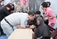 Foto: Direktur Jasa Raharja, Rivan A. Purwantono saat memberikan bantuan sosial kepada masyarakat kuningan. 