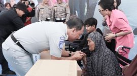 Foto: Direktur Jasa Raharja, Rivan A. Purwantono saat memberikan bantuan sosial kepada masyarakat kuningan. 