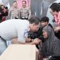 Foto: Direktur Jasa Raharja, Rivan A. Purwantono saat memberikan bantuan sosial kepada masyarakat kuningan. 