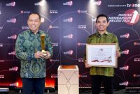 Foto: Direktur Utama Jasa Raharja, Rivan A. Purwanto no (Kiri), saat menerima penghargaan