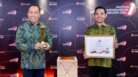 Foto: Direktur Utama Jasa Raharja, Rivan A. Purwanto no (Kiri), saat menerima penghargaan