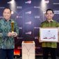 Foto: Direktur Utama Jasa Raharja, Rivan A. Purwanto no (Kiri), saat menerima penghargaan