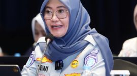 Foto: Direktur Operasional Jasa Raharja, Dewi Aryani Suzana, saat memberikan materi kepada mahasiswa. 