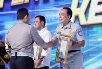 Foto: Direktur Utama Jasa Raharja, Rivan A. Purwantono saat menerima penghargaan dari Kapolri. 