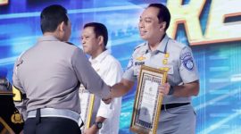 Foto: Direktur Utama Jasa Raharja, Rivan A. Purwantono saat menerima penghargaan dari Kapolri. 