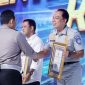 Foto: Direktur Utama Jasa Raharja, Rivan A. Purwantono saat menerima penghargaan dari Kapolri. 