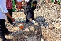 Foto: Sekretaris Majelis Sinode GMIT, Pdt. Lay Abdi Karya Wenyi, saat melakukan prosesi peletakan batu pertama pembangunan gedung Pastori. 