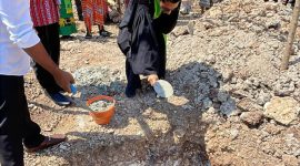 Foto: Sekretaris Majelis Sinode GMIT, Pdt. Lay Abdi Karya Wenyi, saat melakukan prosesi peletakan batu pertama pembangunan gedung Pastori. 