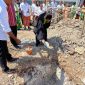 Foto: Sekretaris Majelis Sinode GMIT, Pdt. Lay Abdi Karya Wenyi, saat melakukan prosesi peletakan batu pertama pembangunan gedung Pastori. 
