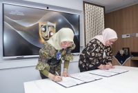 Foto: Direktur Operasional Jasa Raharja, Dewi Aryani Suzana dan Direktur Pelayanan BPJS Ketenagakerjaan, Roswita Nila kurnia saat menandatangani perjanjian kerjasama