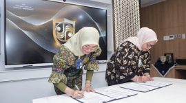 Foto: Direktur Operasional Jasa Raharja, Dewi Aryani Suzana dan Direktur Pelayanan BPJS Ketenagakerjaan, Roswita Nila kurnia saat menandatangani perjanjian kerjasama