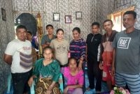 Foto: Keluarga Korban pengrusakan dan pembakaran rumah di Desa Retraen.