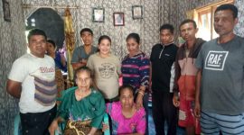 Foto: Keluarga Korban pengrusakan dan pembakaran rumah di Desa Retraen.