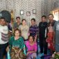 Foto: Keluarga Korban pengrusakan dan pembakaran rumah di Desa Retraen.