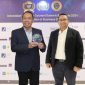 Foto: Direktur Utama Jasa Raharja, Rivan A. Purwantono dan Direktur Kepatuhan dan Manajemen Resiko Jasa Raharja, Harwan Muldidarmawan saat menerima penghargaan. 