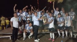 Foto: Ketua Harian KONI Kabupaten Kupang, Yosef Lede, SH., saat menyerahkan Piala bergilir kepada sang juara, Bijael Fuick. 