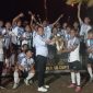 Foto: Ketua Harian KONI Kabupaten Kupang, Yosef Lede, SH., saat menyerahkan Piala bergilir kepada sang juara, Bijael Fuick. 