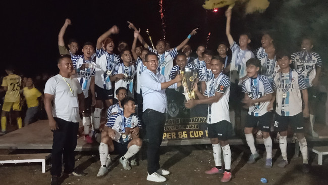 Foto: Ketua Harian KONI Kabupaten Kupang, Yosef Lede, SH., saat menyerahkan Piala bergilir kepada sang juara, Bijael Fuick. 