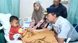 Foto: Direktur Utama Jasa Raharja, Rivan A. Purwantono saat menjenguk korban kecelakaan Tol Cipularang. 