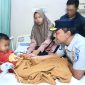 Foto: Direktur Utama Jasa Raharja, Rivan A. Purwantono saat menjenguk korban kecelakaan Tol Cipularang. 