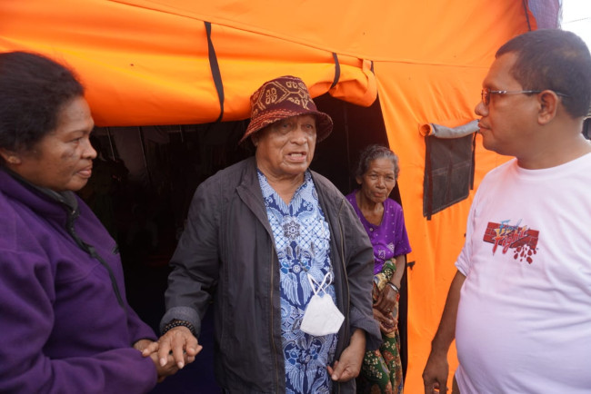 Misi Kemanusiaan! Uskup Larantuka dan Melki Laka Lena Bertemu di Posko Penyintas Erupsi Gunung Lewotobi Laki Laki