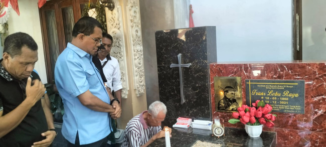 Ziarah Ke Makam Frans Lebu Raya. Melki Laka Lena: Jadikan Sebagai Spirit dan Semangat Perjuangan Pembangunan NTT